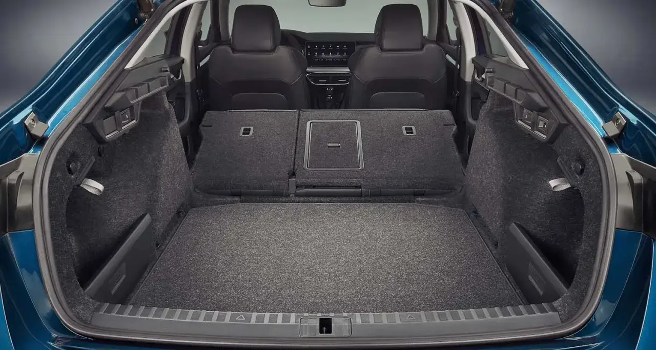Maletero Skoda Octavia vac&iacute;o, con asientos traseros abatidos, listo para cargar equipaje o compras. Amplio espacio para tus viajes.