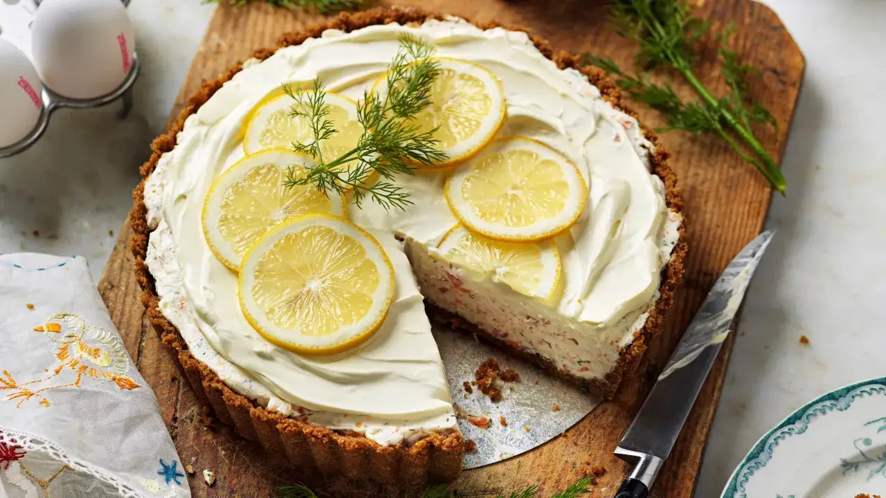 En l&auml;cker laxt&aring;rta med kavringbotten, toppad med kr&auml;mig fyllning, citronskivor och dill. En bit &auml;r uppskuren.