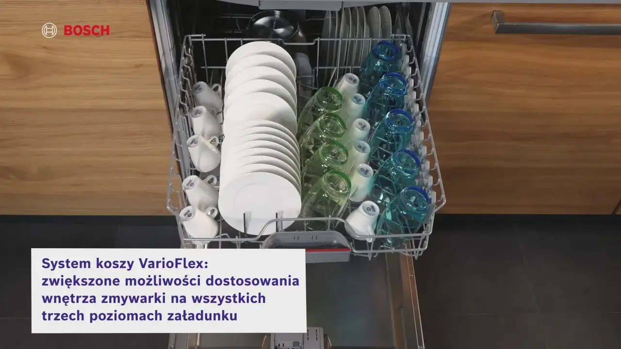 Wnętrze zmywarki Bosch z talerzami i szklankami. Dowiedz się, ile prądu zużywa zmywarka Bosch, by oszczędzać energię.