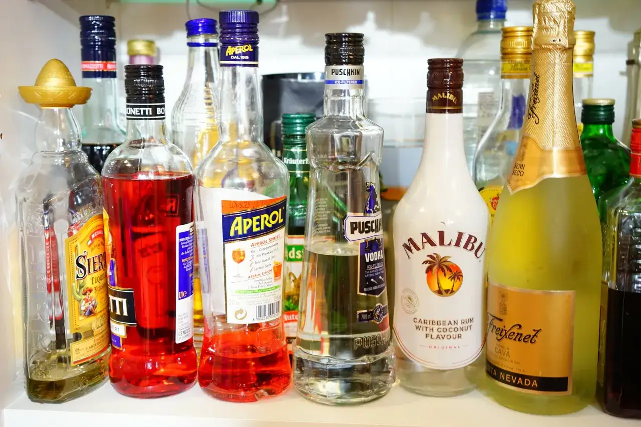 R&oacute;żnorodne butelki alkoholi: Aperol, Malibu, Puschkin, Freixenet i inne. Ile setka ma procent? To zależy od butelki!