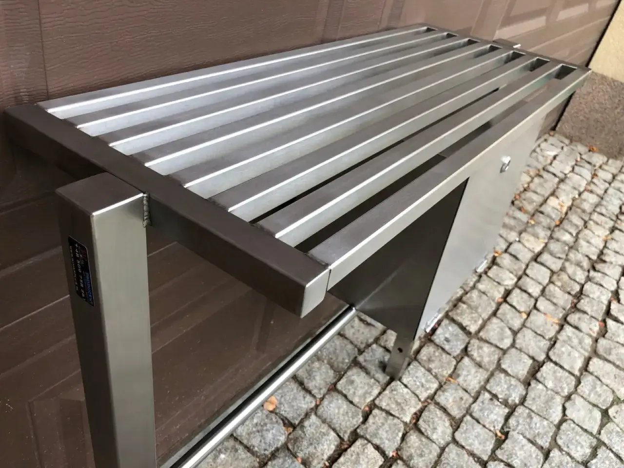 Nowoczesna, metalowa ławka. Czy na cmentarzu można postawić ławeczkę? Wymogi i zgody są kluczowe.