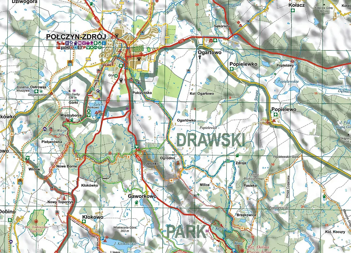 Mapa turystyczna z zaznaczonym Połczynem-Zdrojem, jeziorami, lasami i szlakami. Widać okolice Drawieńskiego Parku Narodowego.