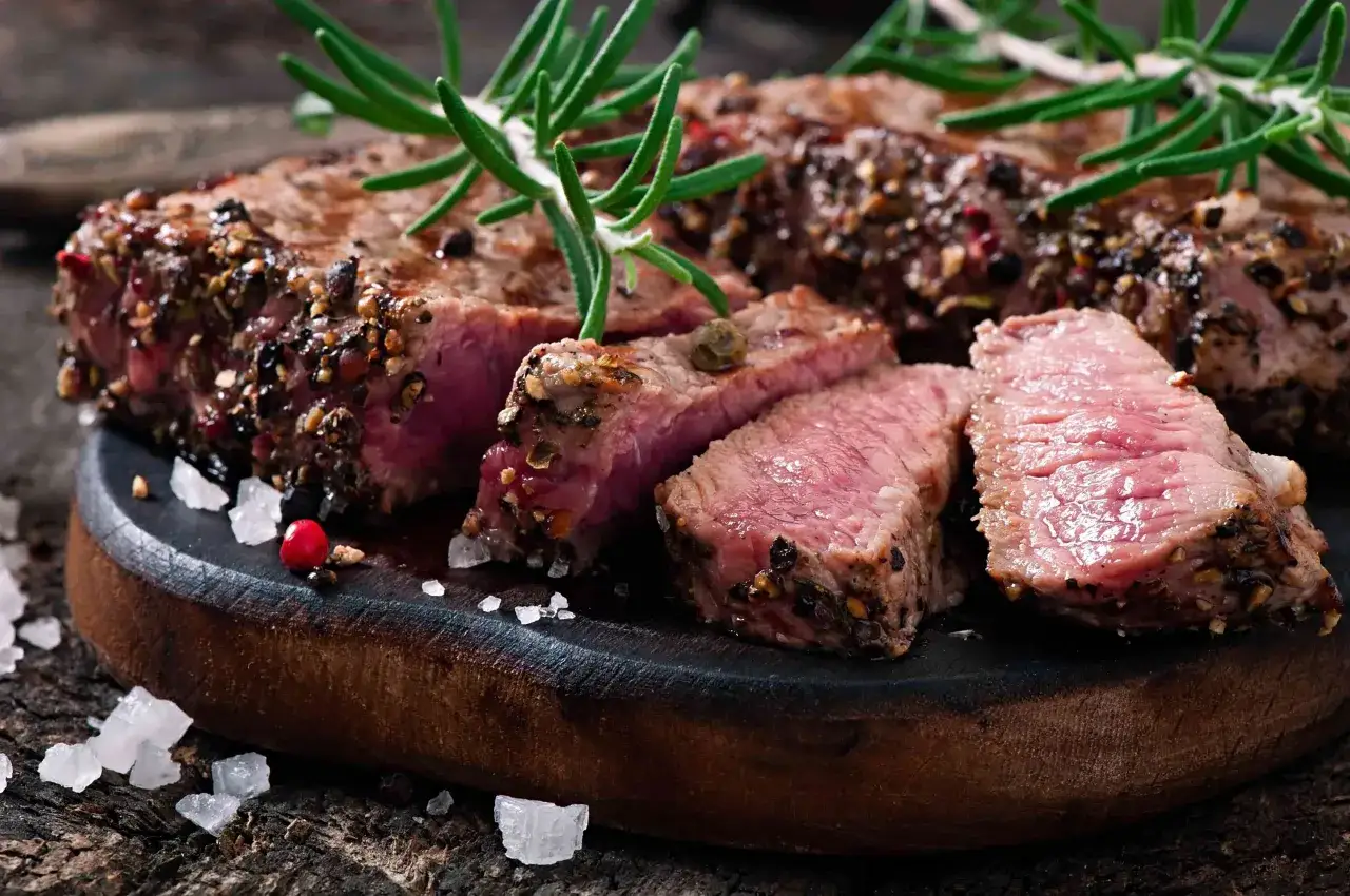 Un tendre filet mignon basse temp&eacute;rature, coup&eacute; en tranches, garni de romarin frais et de grains de poivre.