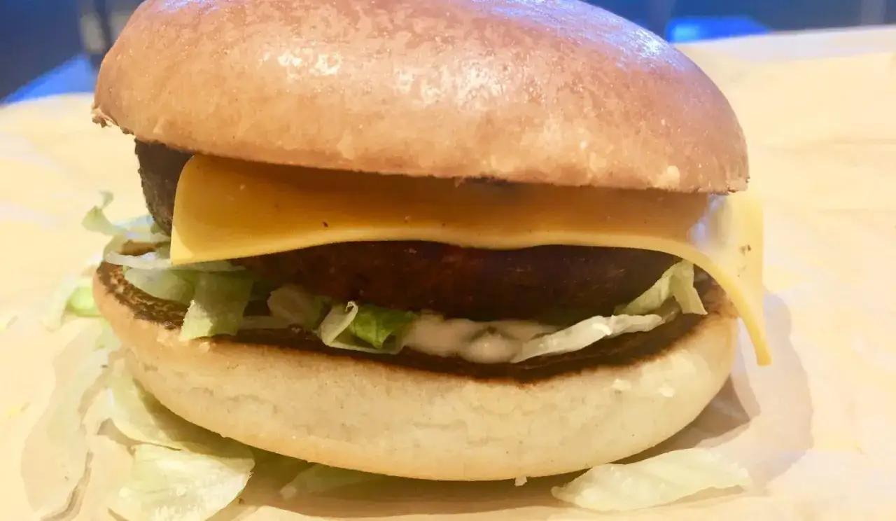 Pyszny burger z kotletem, serem i sałatą. Idealny na szybki posiłek, gdy masz ochotę na coś pysznego, nawet jeśli to tylko krowarzywa.