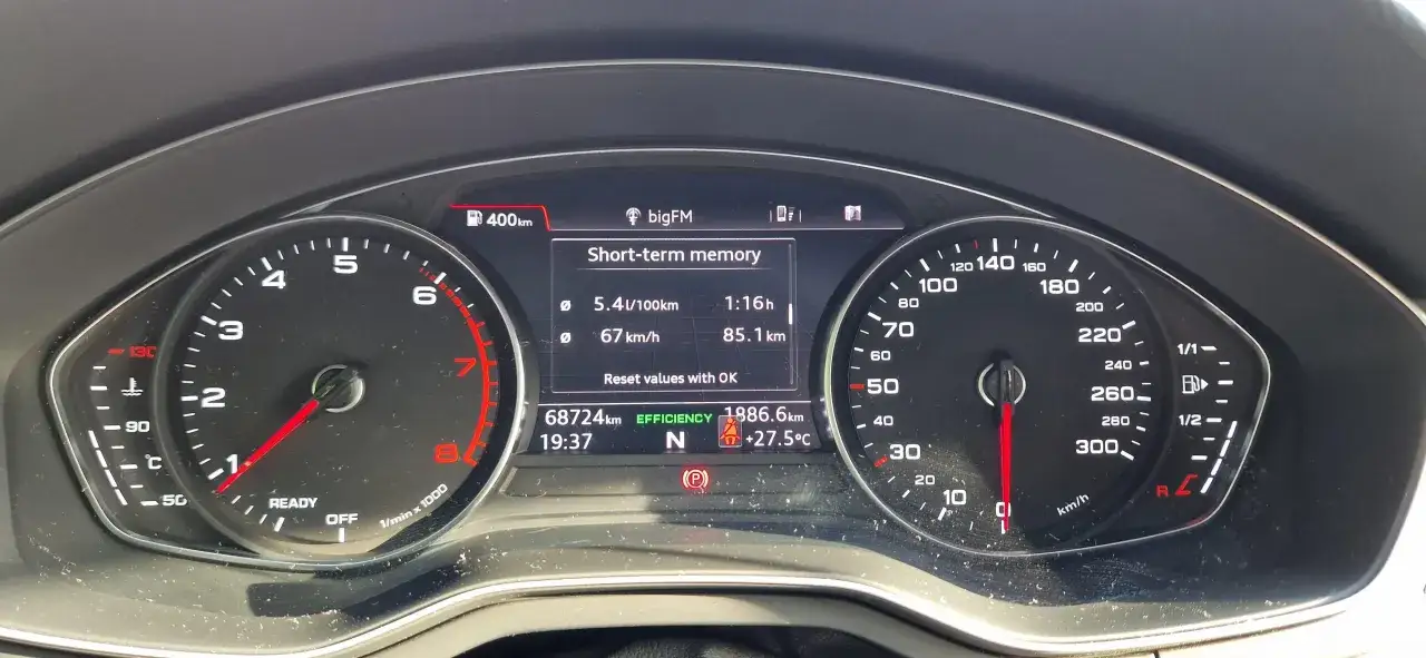 Audi A4: średnie spalanie 5.4l/100km, zasięg 400km. Efektywna jazda, niskie spalanie.