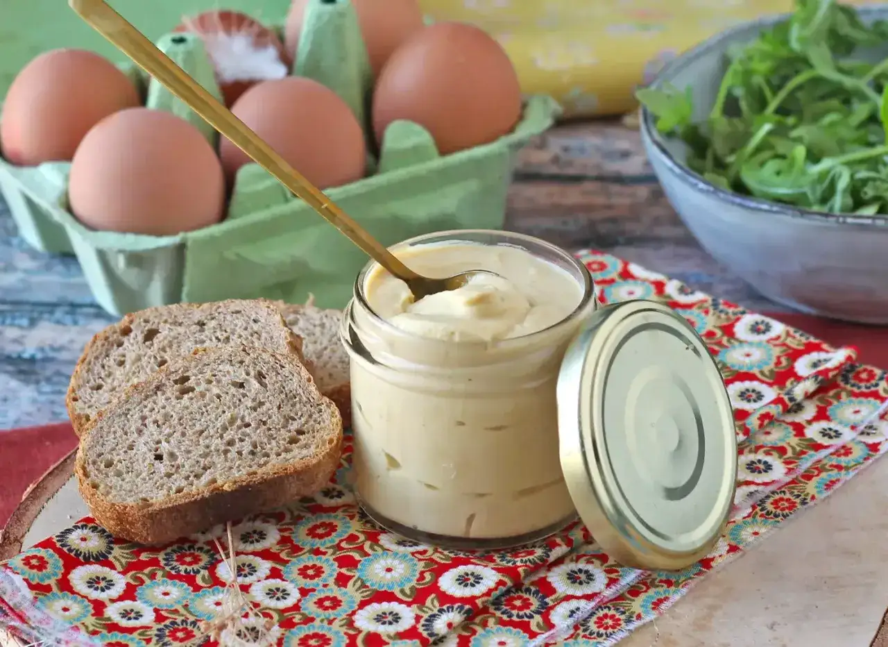 Un pot de mayonnaise sans huile, des tranches de pain complet, des &oelig;ufs et de la roquette.