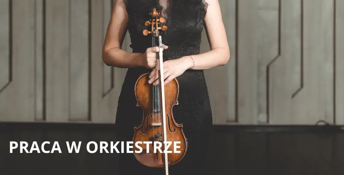 skrzypek w orkiestrze symfonicznej