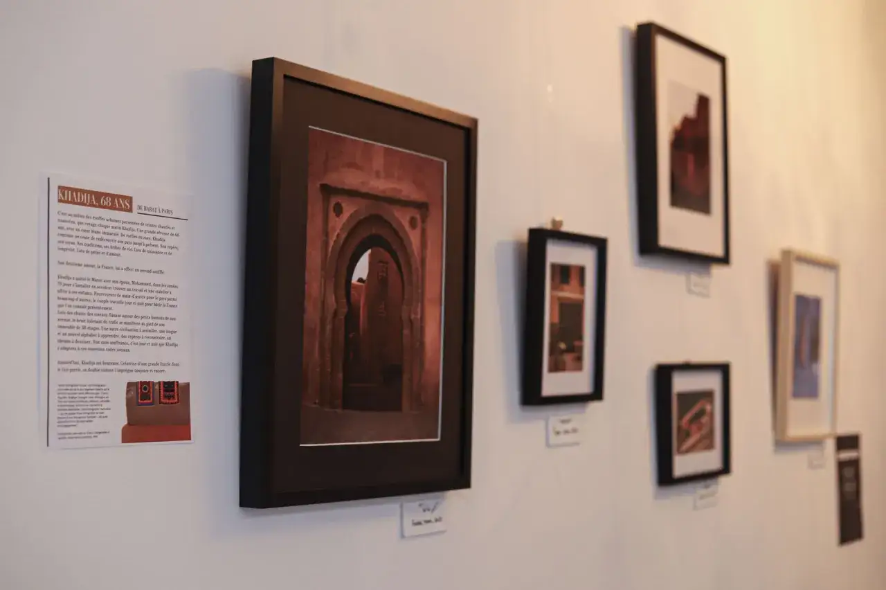 Exposition de photographies d'une femme marocaine, Khadija, qui a quitté son pays pour la France. Un projet photo qui explore l'identité et la double culture.