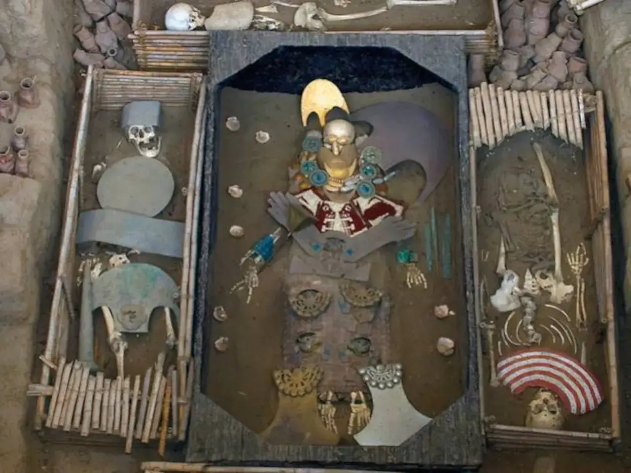 Tumba del señor de Sipán, con su esqueleto adornado y ofrendas funerarias.