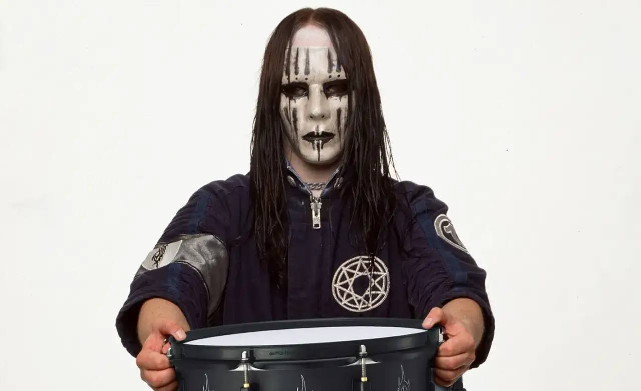 Joey Jordison, perkusista zespołu Slipknot, w charakterystycznym makijażu i z bębnem.