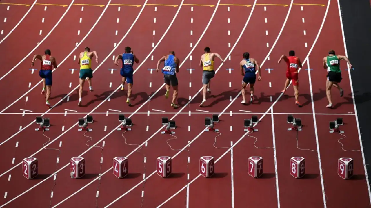Atletas listos en la salida. Consulta el atletismo hoy horario para no perderte la carrera.