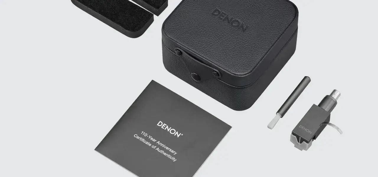Akcesoria do gramofonu: wkładka Denon DL-110, etui, certyfikat autentyczności i szczoteczka.