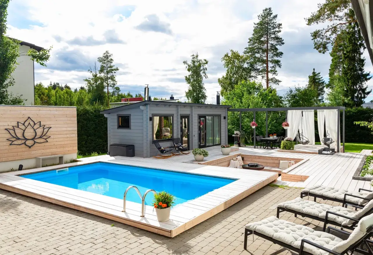 En härlig trädgård med en pool ovan mark, 150 cm djup. Solstolar, grillplats och ett modernt lusthus inbjuder till avkoppling.
