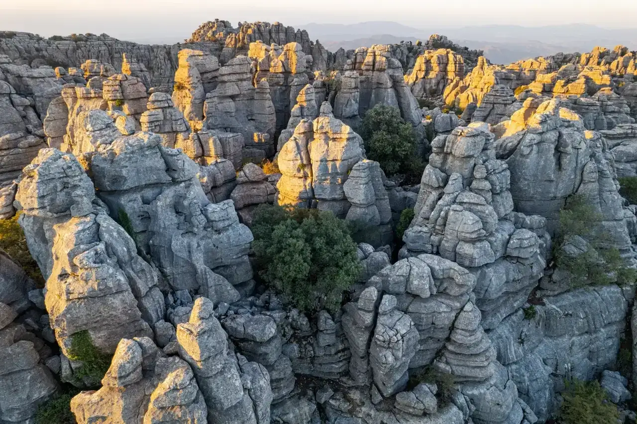 Impresionantes formaciones rocosas de El Torcal de Antequera, un lugar único que visitar en Andalucía.