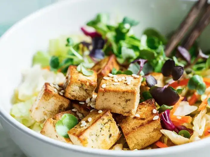 Zdjęcie Jak przygotować tofu do sałatki, aby było pyszne i chrupiące