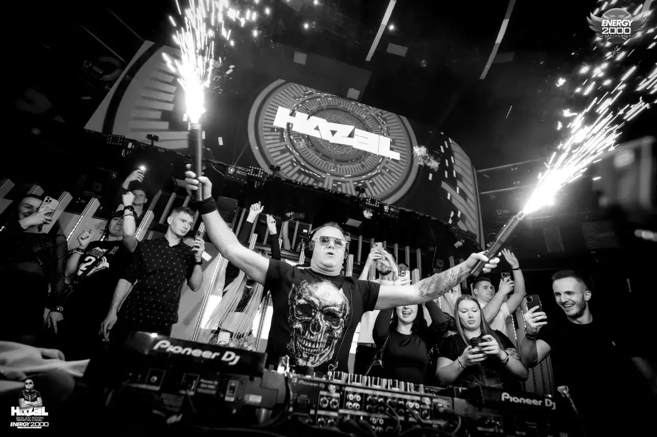 DJ Hazel rozgrzewa tłum fajerwerkami i świetnymi utworami. Ludzie nagrywają jego występ na telefony.