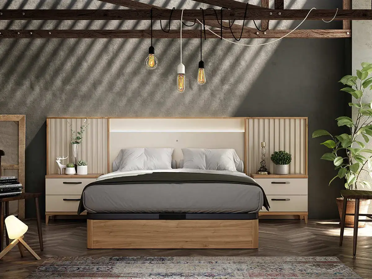 Cama moderna con **base tapizada o canapé** de madera clara, mesitas a juego, cabecero iluminado y decoración industrial.