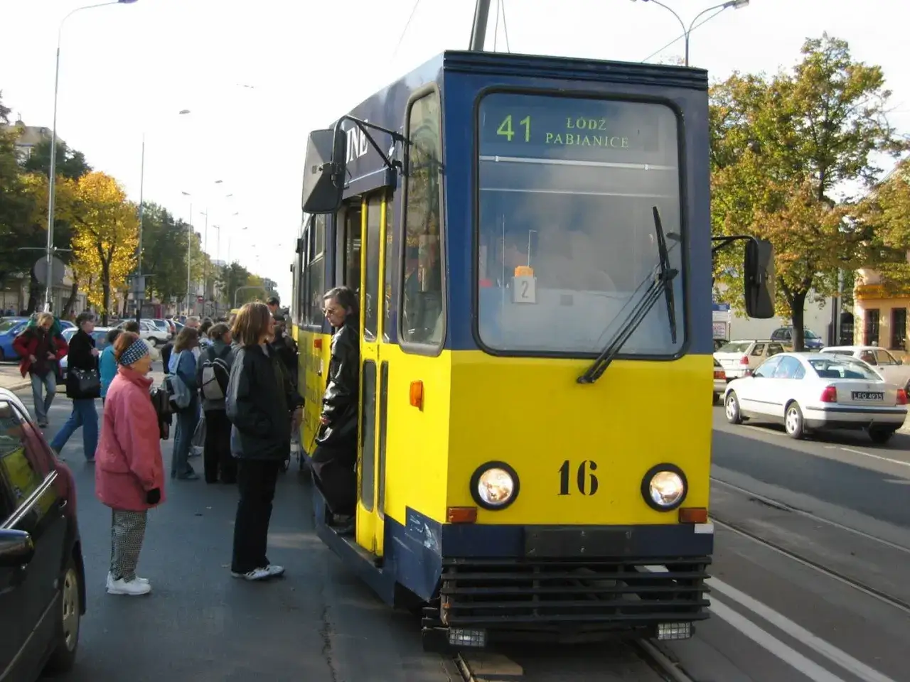 Tram nr 41 Łódź Pabianice z pasażerami na przystanku.
