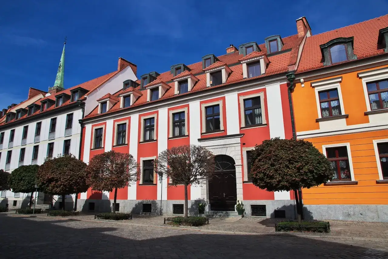 Kolorowe kamienice, w tym czerwono-biała, mogą być przedmiotem wniosku o wykreślenie z gminnej ewidencji zabytków.