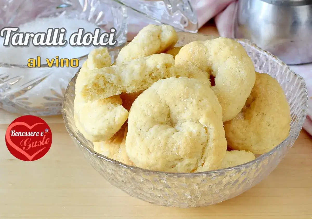 Taralli dolci al vino bianco, friabili e profumati, in una ciotola di vetro.