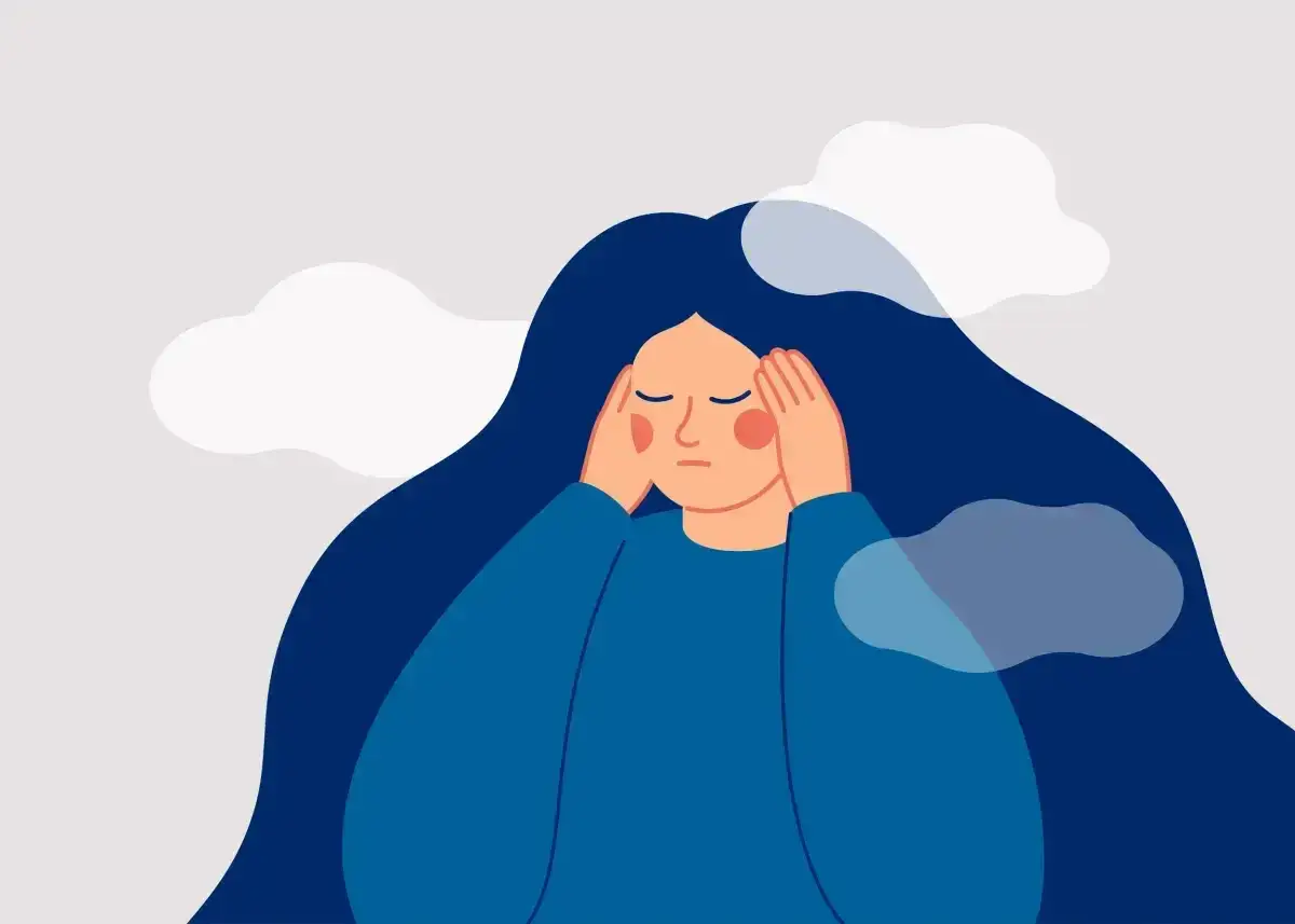 Frau mit geschlossenen Augen und Händen an den Schläfen, umgeben von grauen Wolken, die einen Zustand von **brain fog deutsch** symbolisieren.