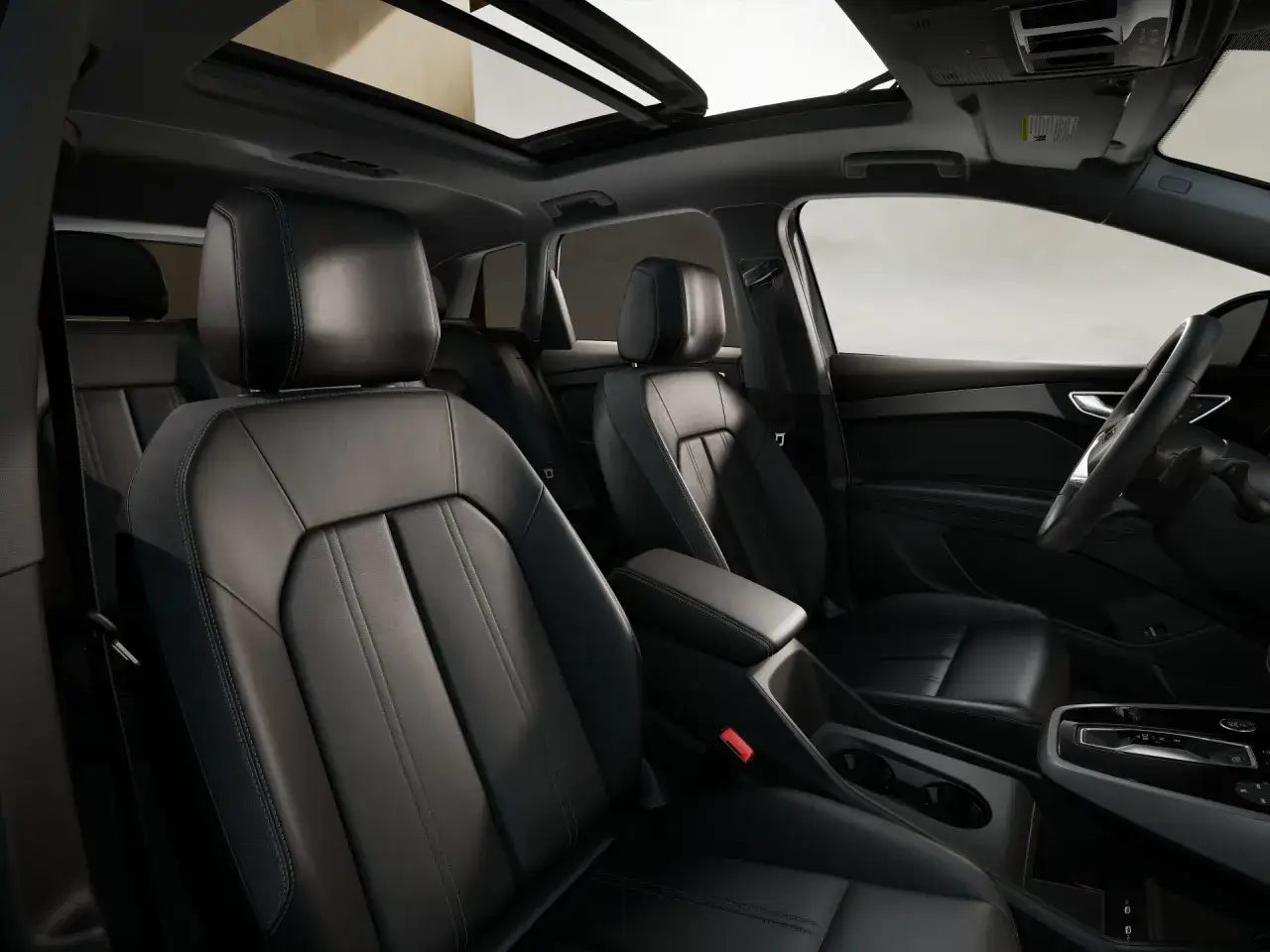 Interieur des Audi Q4 e-tron 2026: Schwarze Ledersitze, Panoramadach und ein luxuriöses Fahrgefühl.