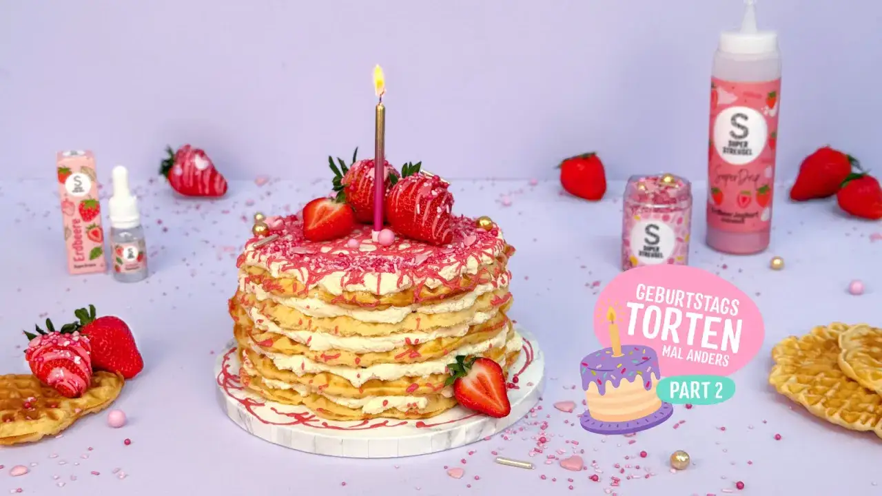 Eine Waffeltorte mit Erdbeeren und Mascarpone, dekoriert mit rosa Streuseln und einer Kerze. Perfekt f&uuml;r Geburtstags-Torten mal anders.