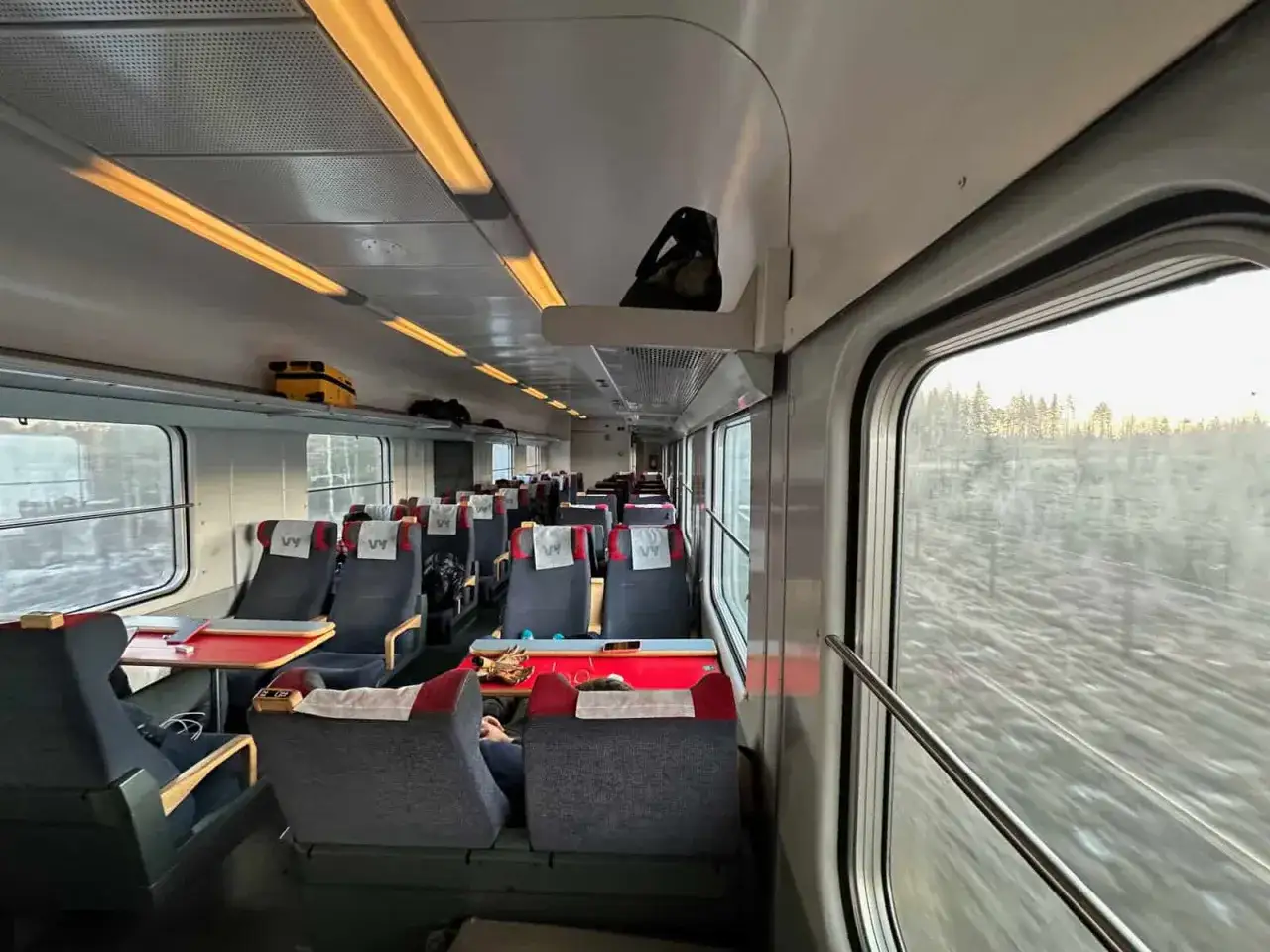 Tågsätet är redo för resan från Stockholm till Lappland. Utanför fönstret susar vinterlandskapet förbi.