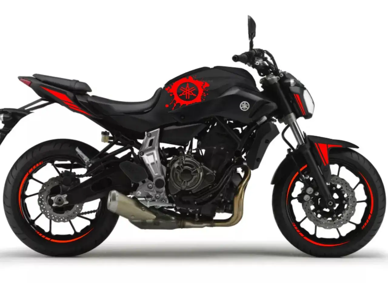 Czarny motocykl Yamaha z czerwonymi akcentami i logiem. Zastanawiasz się, ile kosztuje oklejenie motocykla folią?
