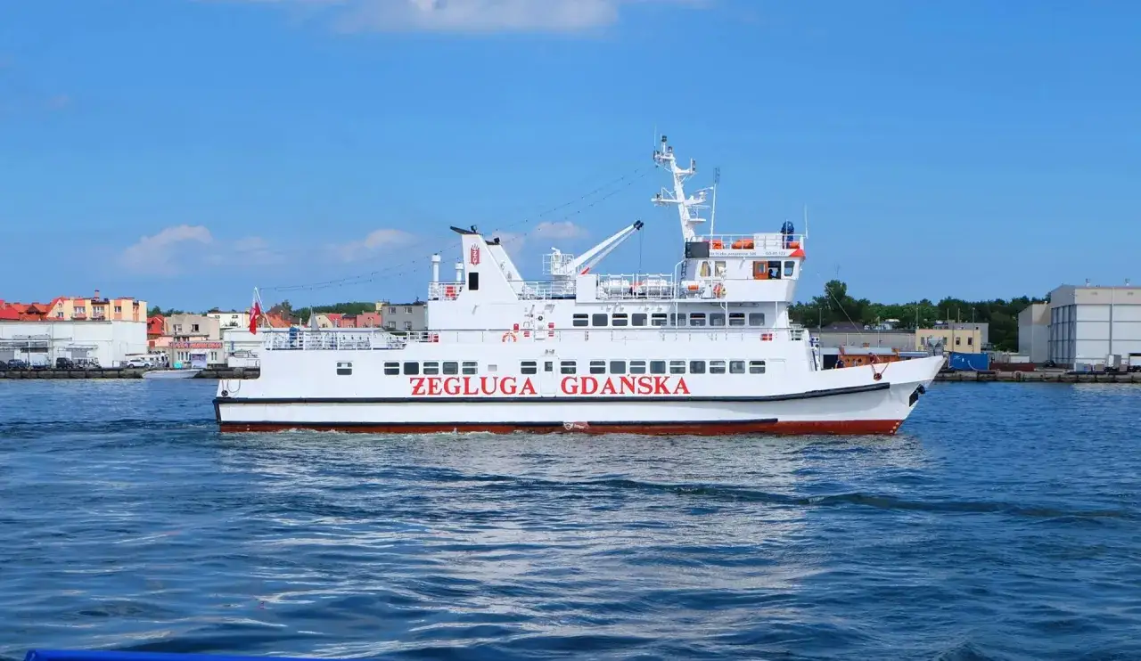 Biały tramwaj wodny 