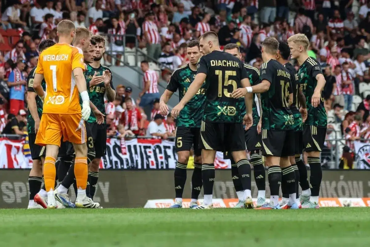 Piłkarze Lechii Gdańsk i Pogoni Szczecin w skupieniu przed meczem. Widać numery 1, 3, 5, 15, 16.