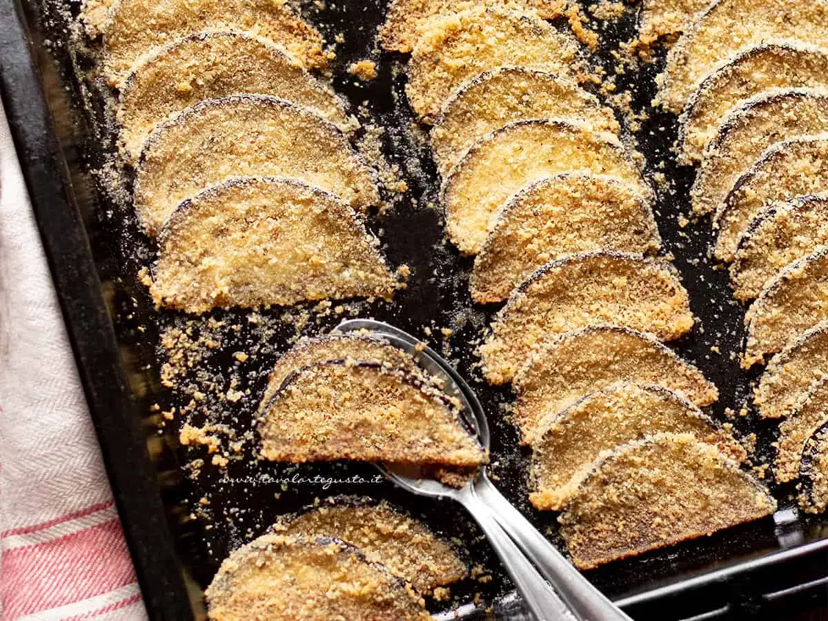 Fette di melanzane gratinate al forno, dorate e croccanti, pronte per essere gustate.