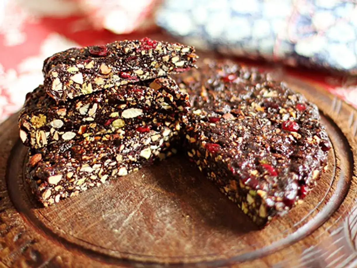 En bit av ett m&ouml;rkt, n&ouml;tigt bakverk med torkade b&auml;r, perfekt f&ouml;r ett panforte recept.