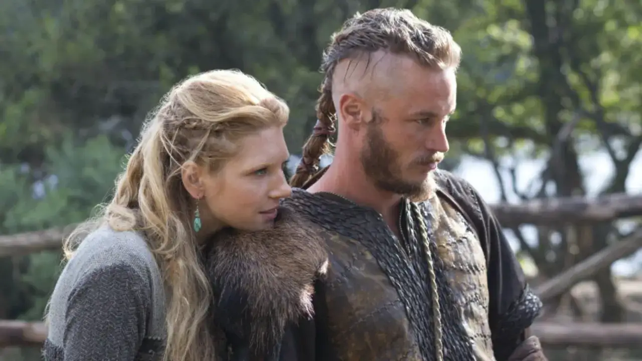 Lagertha i Ragnar z serialu Wikingowie. Serial ma 6 sezonów i 89 odcinków.