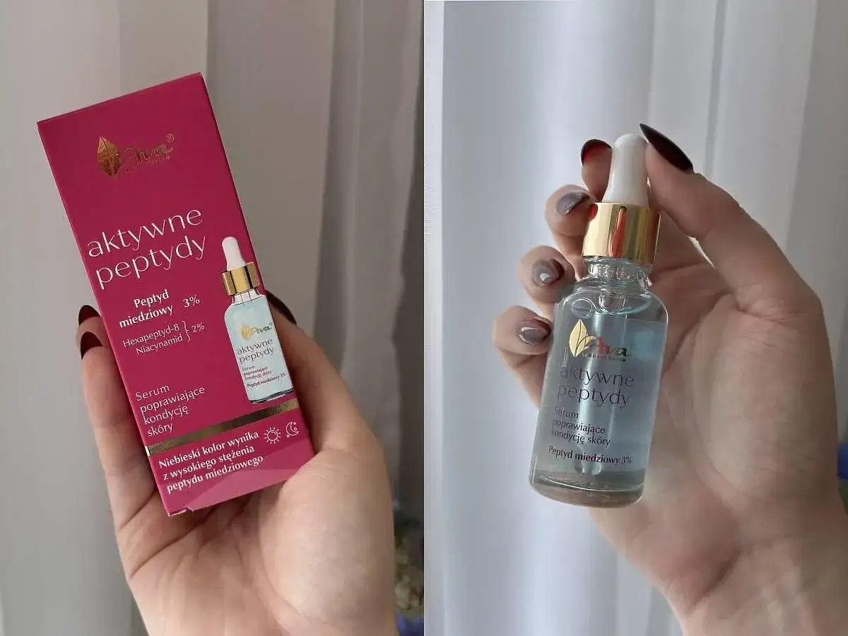 Dłoń trzyma opakowanie i buteleczkę serum z peptydem miedziowym. Produkt poprawia kondycję skóry.