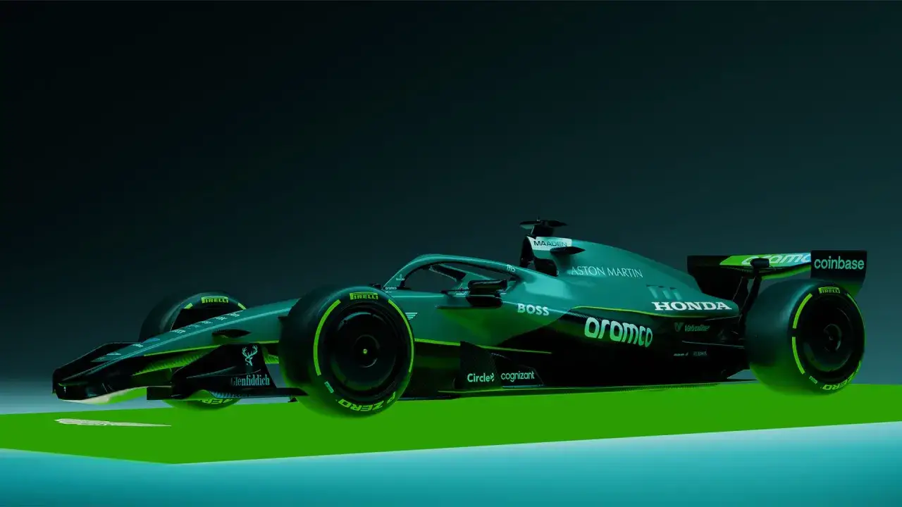 El coche de F1 Aston Martin con motor Honda, de color verde y negro, listo para la carrera.
