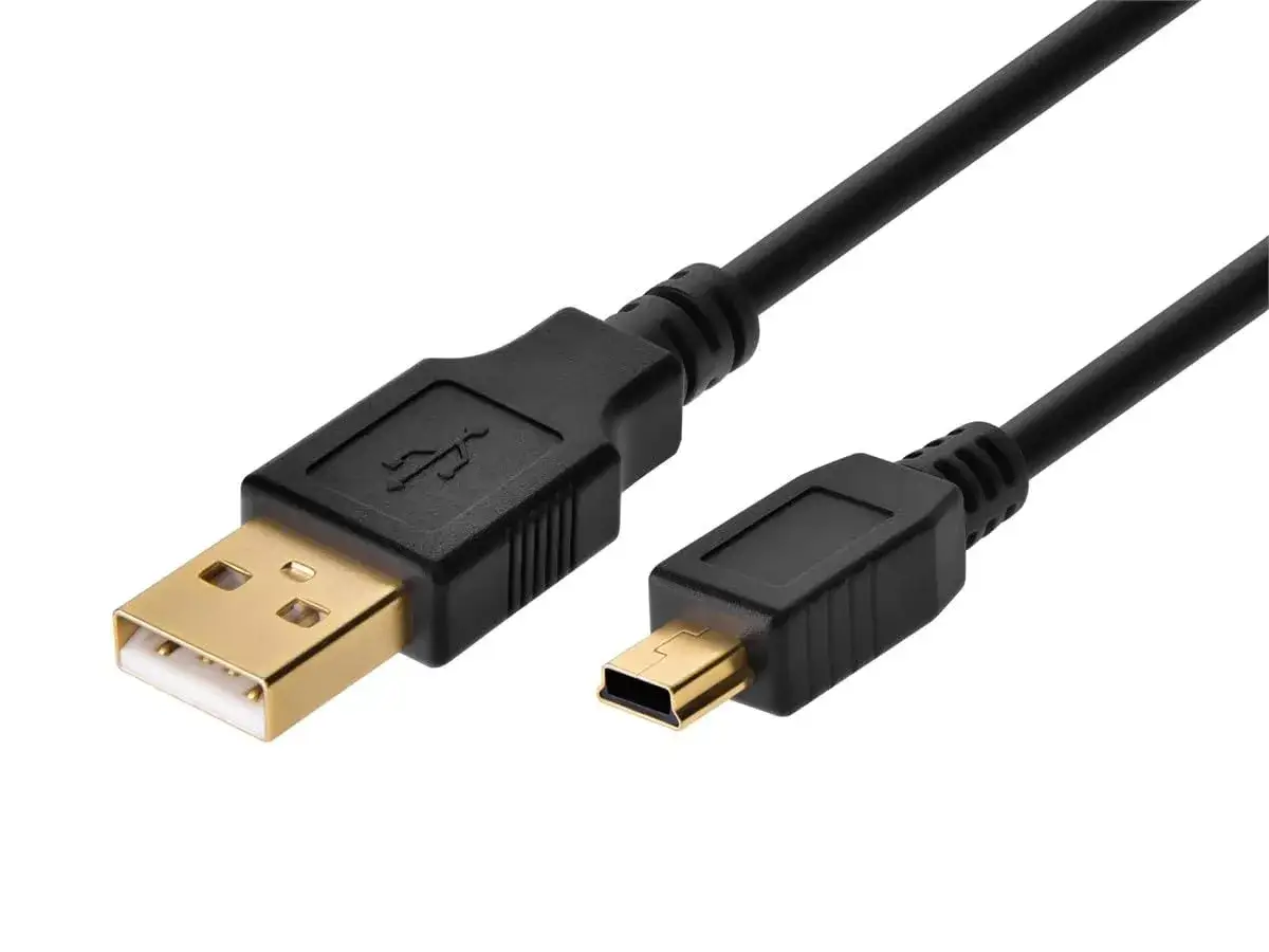 Czarny kabel USB z wtyczką standardową i mini USB. Idealny, by zgrać zdjęcia z aparatu na komputer.