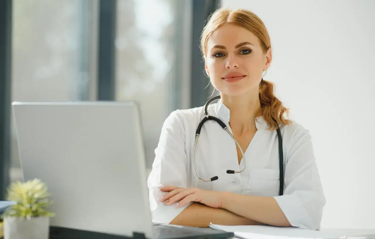 Lekarz internista praca w szpitalu i przychodni