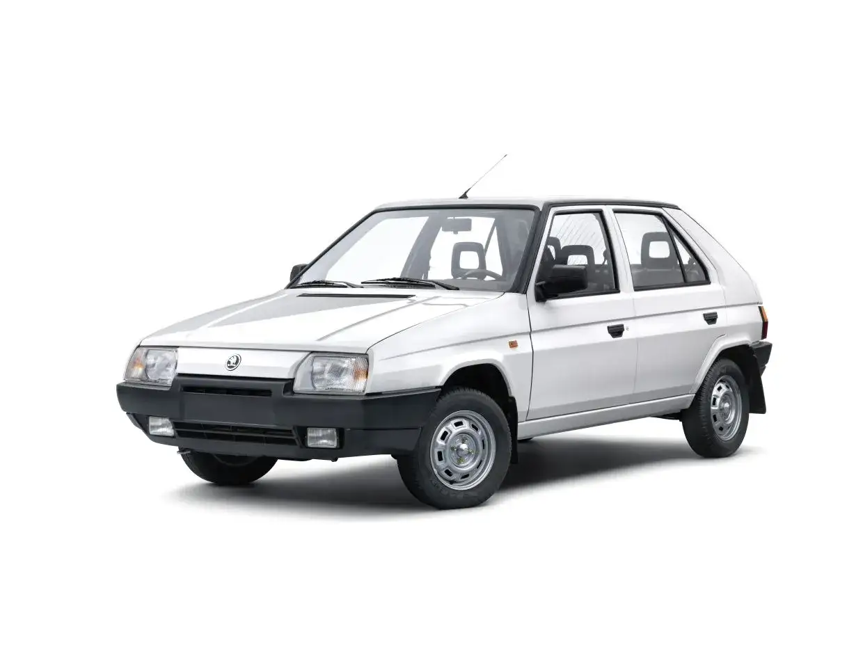 Biały Skoda Favorit z lat 90. na białym tle. Klasyk czeskiej motoryzacji.