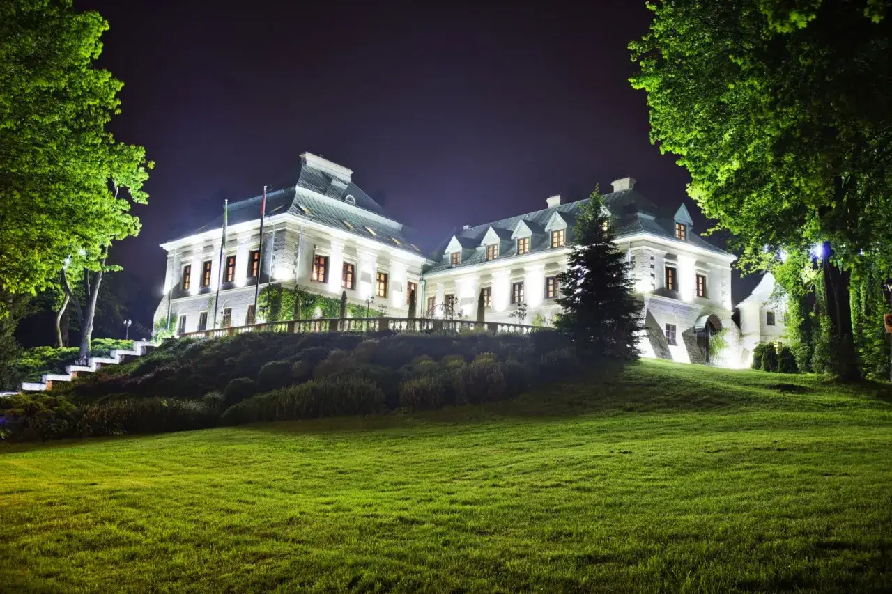 Elegancki pałac nocą, idealny na romantyczny wypad. Luksusowe hotele dla dorosłych oferują spokój i wyrafinowanie.