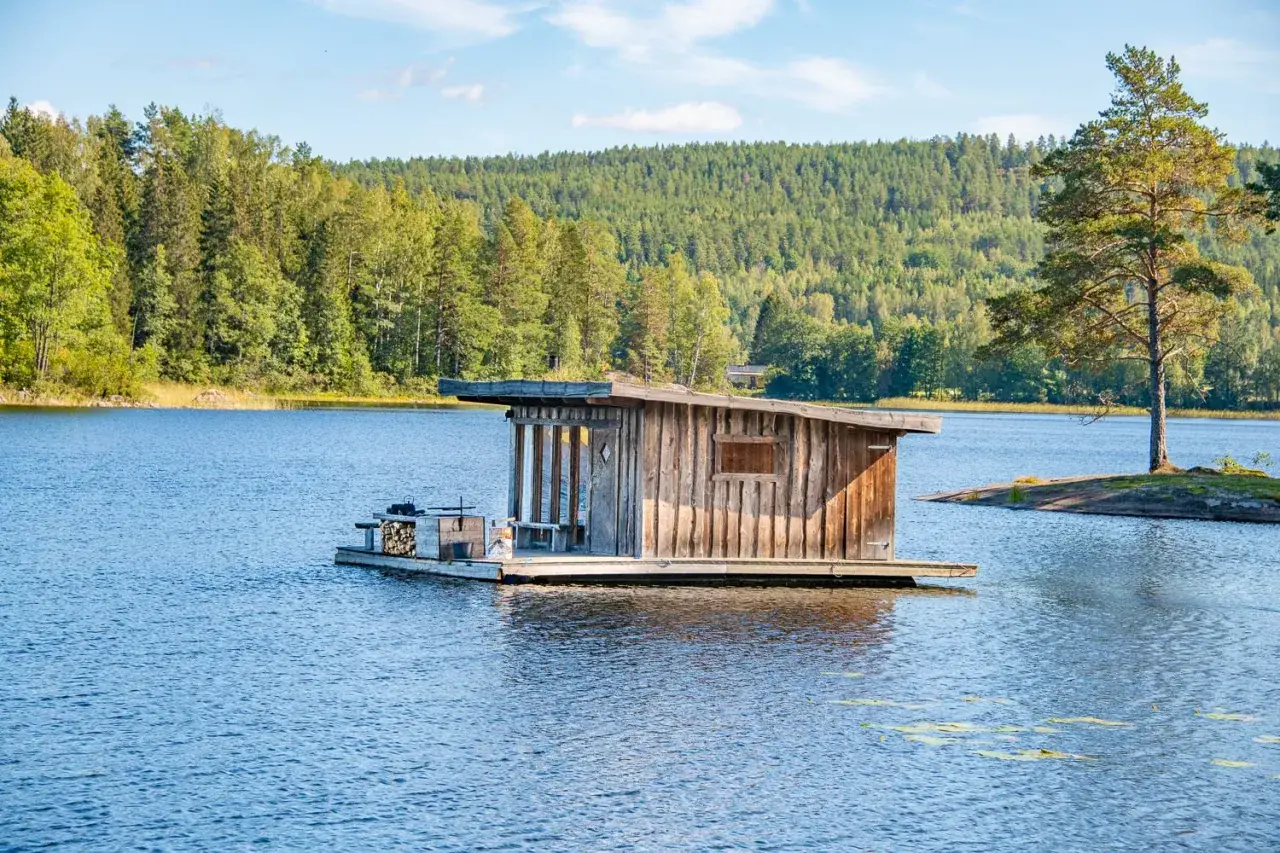 Flytande bastu p&aring; en sj&ouml;, en av m&aring;nga unika hotell i Sverige. Enkel tr&auml;konstruktion med grillplats.