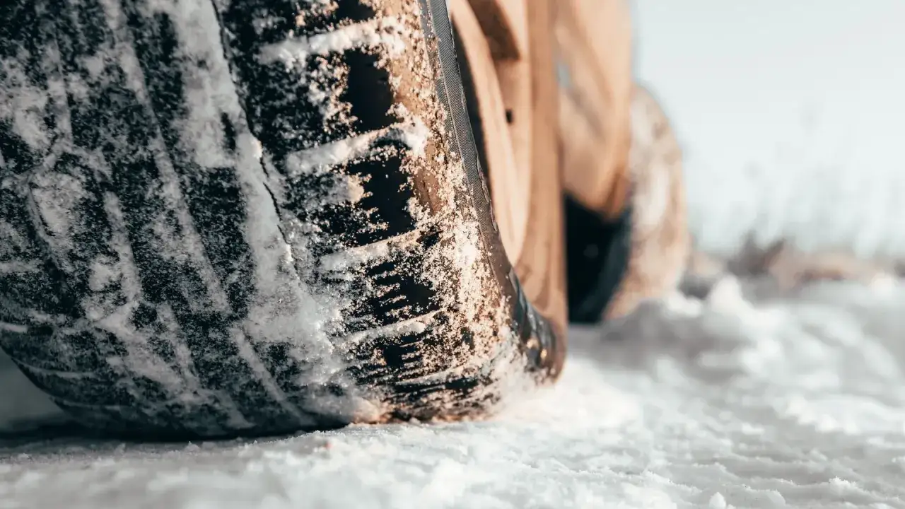 Däck i snö, redo för vinterväglag. Valet står mellan dubb eller dubbfritt för säker färd.