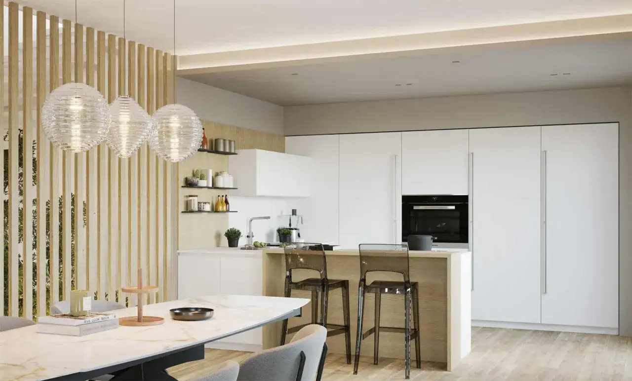 Cucina moderna con isola centrale, sgabelli trasparenti e pensili bianchi, finitura laccato o laminato.