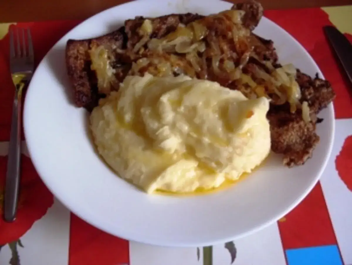 Leber mit Zwiebeln, dazu cremiges Kartoffelpüree. Ein Klassiker, der an leckeres Leber grillen erinnert.