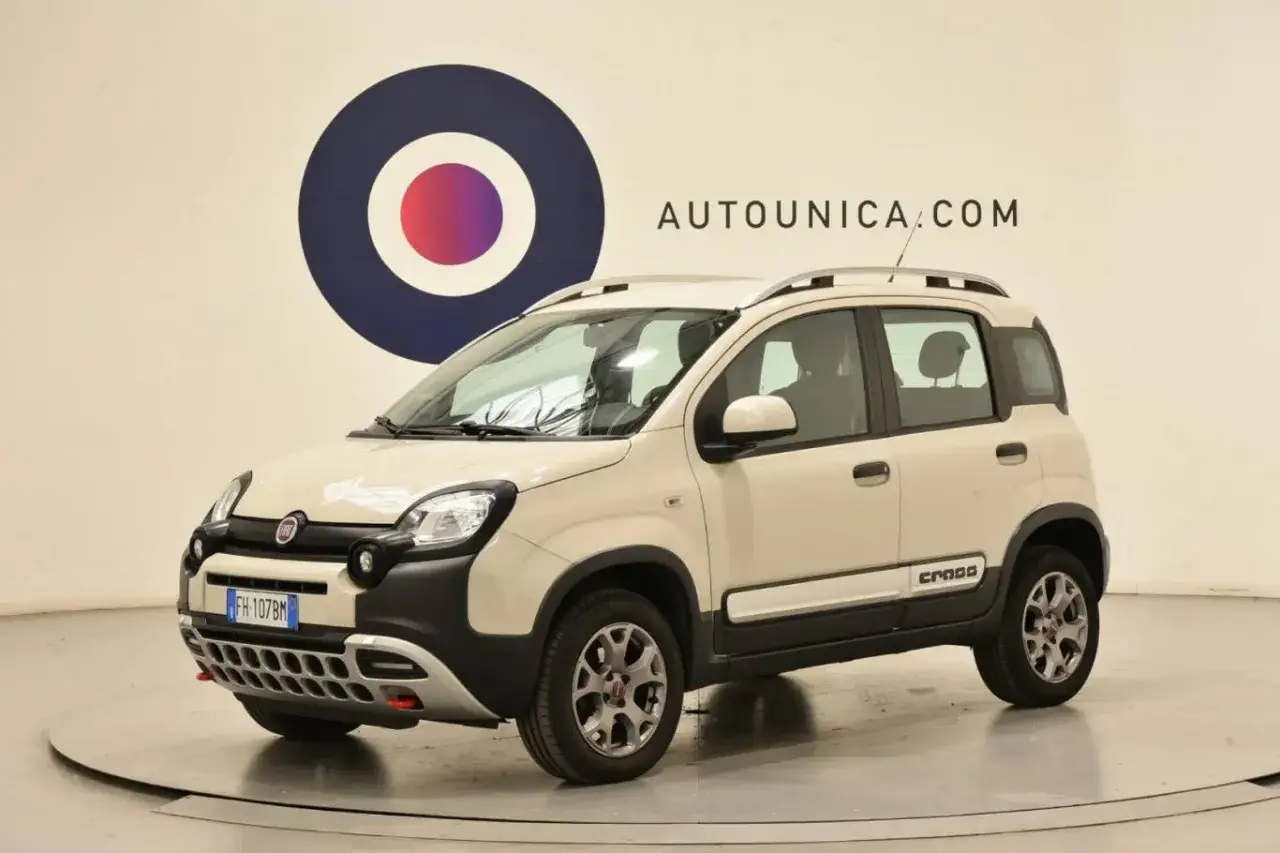 Fiat Panda Cross Diesel, un'auto compatta e versatile, pronta per ogni avventura.