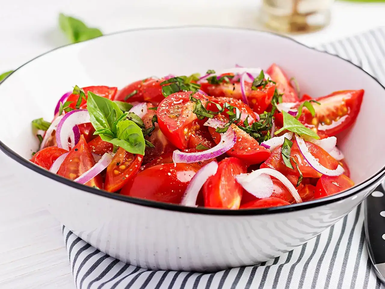 Frischer Tomatensalat mit roten Zwiebeln und Basilikum. Ein einfaches und leckeres tomatensalat rezept f&uuml;r den Sommer.
