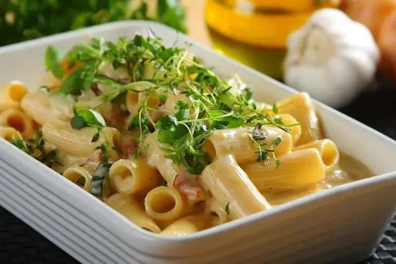 Składniki na carbonarę z cukinią