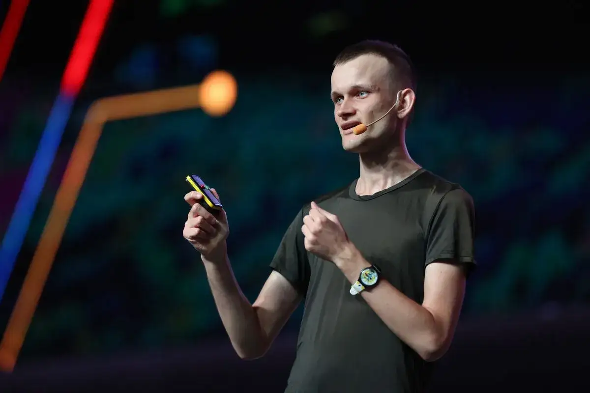 Vitalik Buterin, tw&oacute;rca Ethereum, prezentuje innowacyjne rozwiązania na scenie.