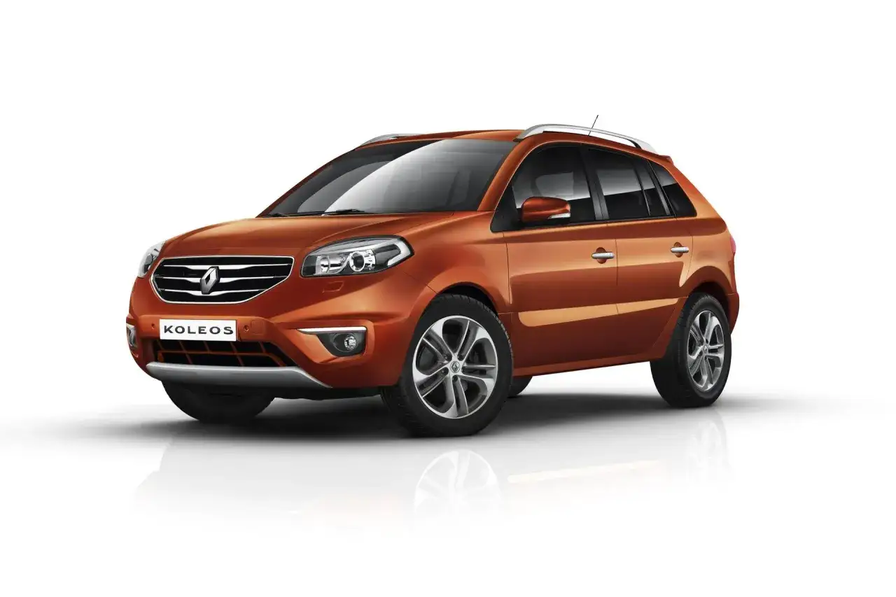 Pomarańczowy Renault Koleos 2.0 dCi z chromowanymi elementami i felgami, gotowy na przygodę.