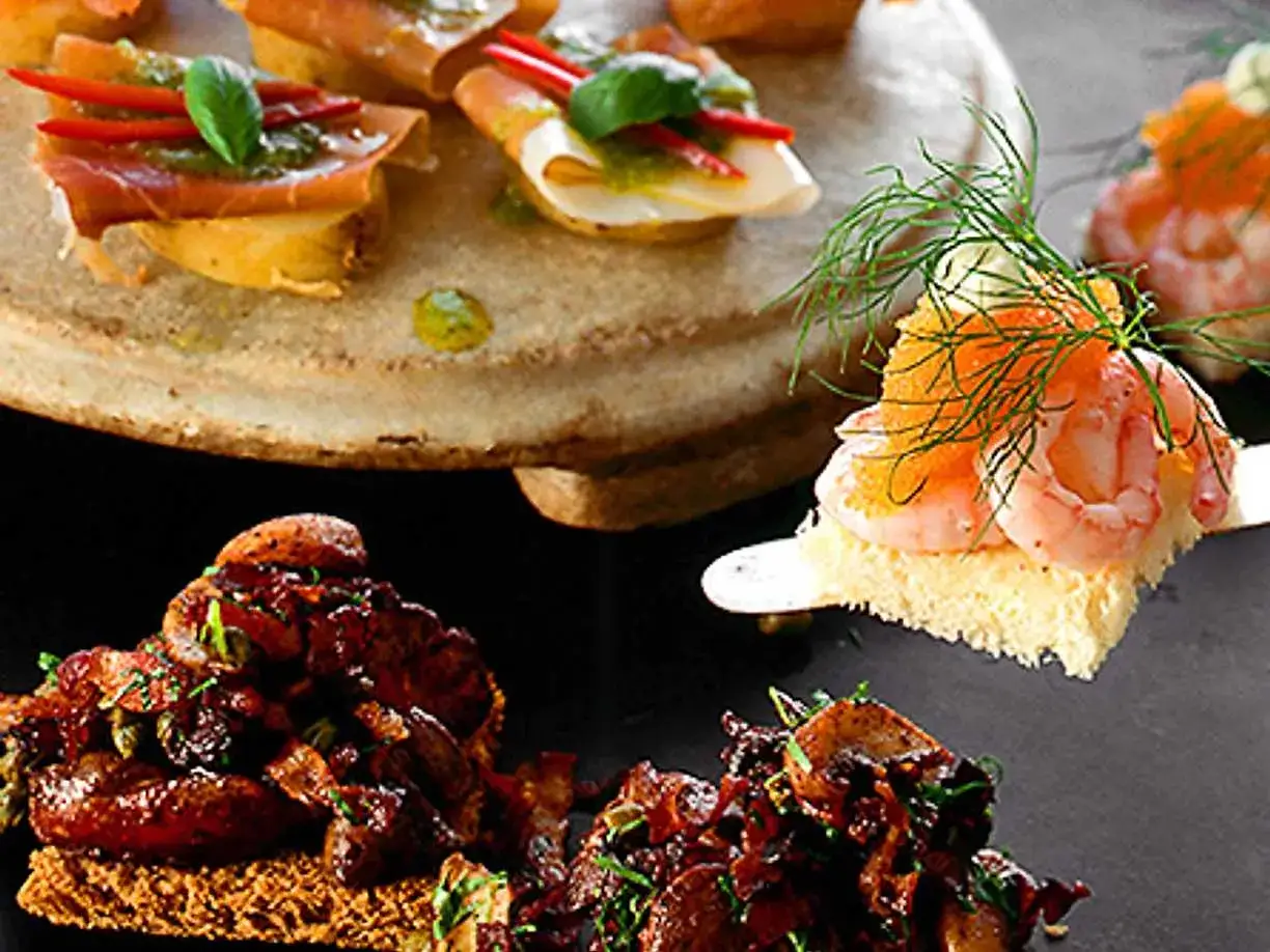 L&auml;ckra snittar med r&auml;kor, rom och k&ouml;tt. Perfekt inspiration f&ouml;r ditt n&auml;sta snittar recept.